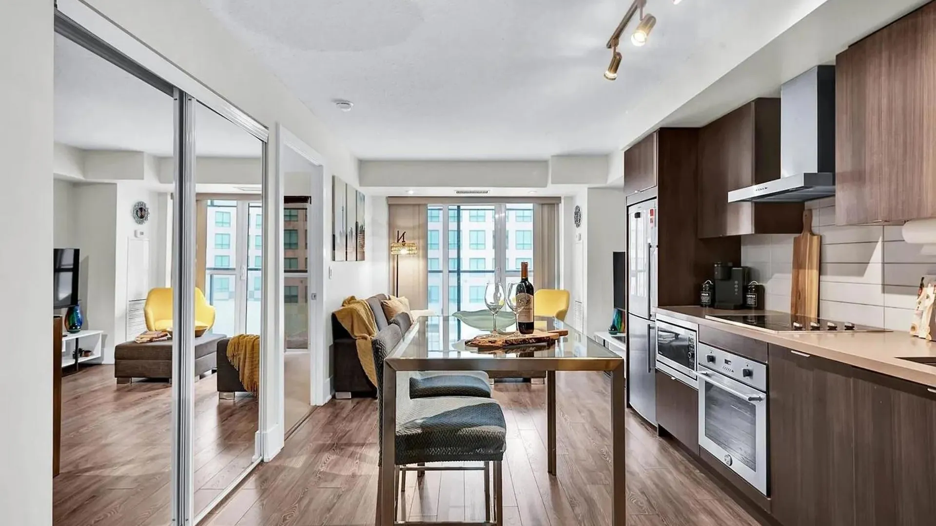 The Ellios Suites - In Downtown Toronto, Opposite CN Tower & Rogers Centre