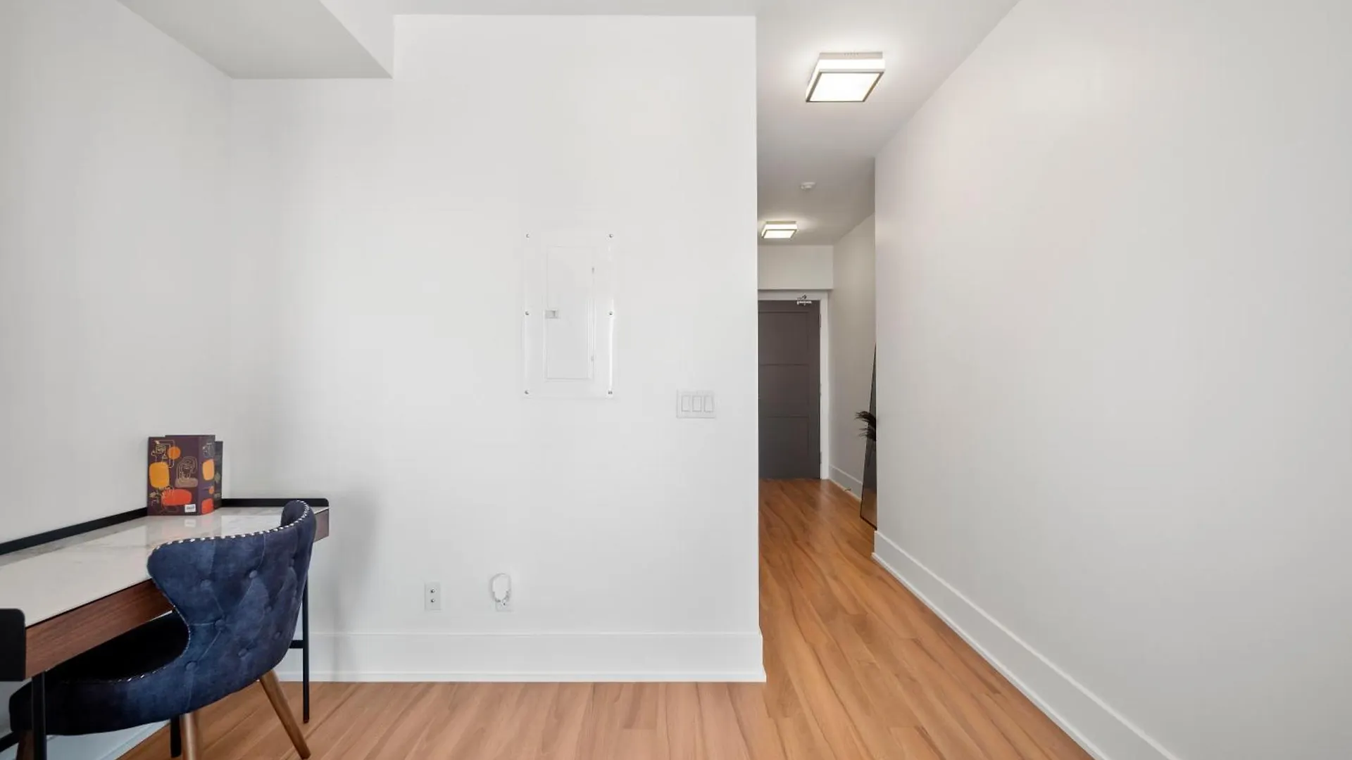 The Ellios Suites - In Downtown Toronto, Opposite CN Tower & Rogers Centre Apartment