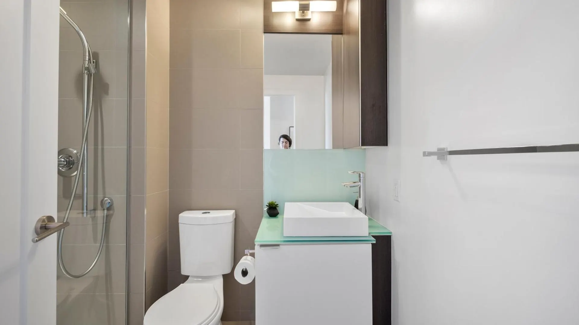 The Ellios Suites - In Downtown Toronto, Opposite Cn Tower & Rogers Centre 0*, トロント