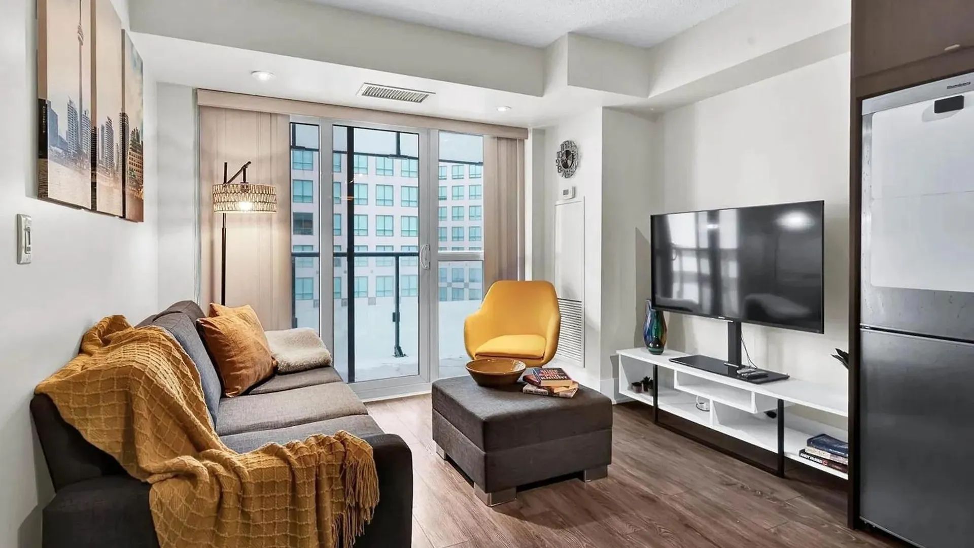 The Ellios Suites - In Downtown Toronto, Opposite CN Tower & Rogers Centre Apartment