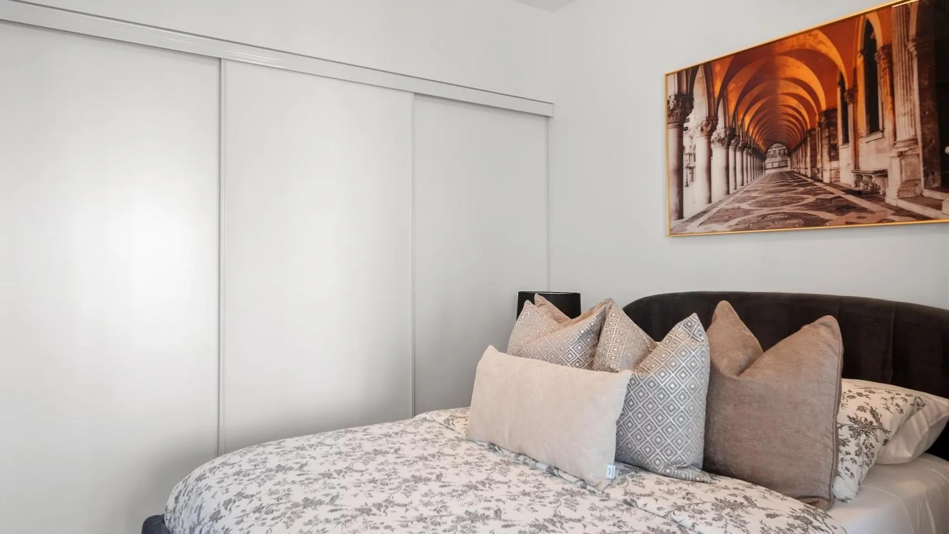 The Ellios Suites - In Downtown Toronto, Opposite CN Tower & Rogers Centre 0*, Toronto